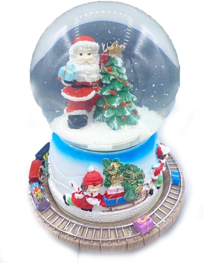 Carillon Sfera Babbo Natale di Fianco L'Albero di Natale con i Suoi Regali,Suona Una Melodia Natalizia, e la Neve riempie la Sfera e Ruota Intorno Trenino carico di Regali - 16cm