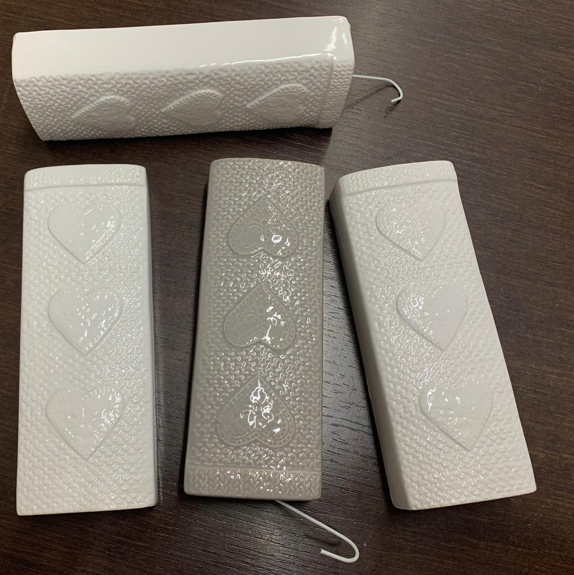 Umidificatori in Ceramica per Termosifone - Evaporatori d'Aria per Radiatore con Gancio, Texture Cuori a Rilievo 7x17x10,5 CM-Set 4