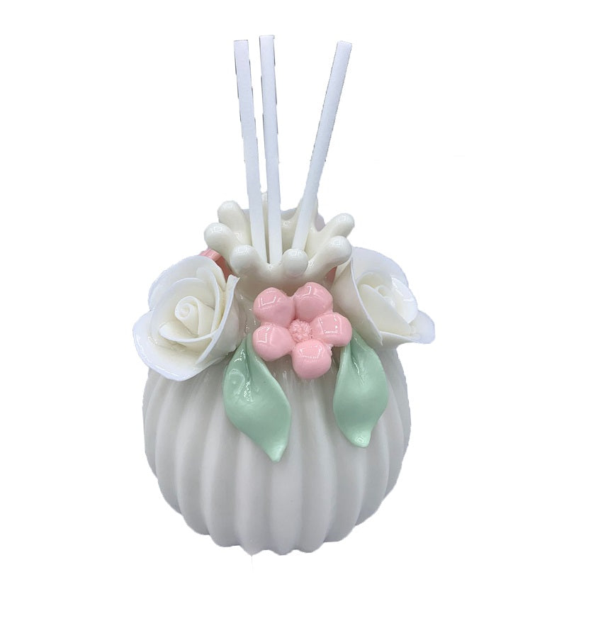 PROFUMATORE IN CERAMICA BIANCA DECORATO CON ROSE 8x7x10CM COMPLETO DI BACCHETTE